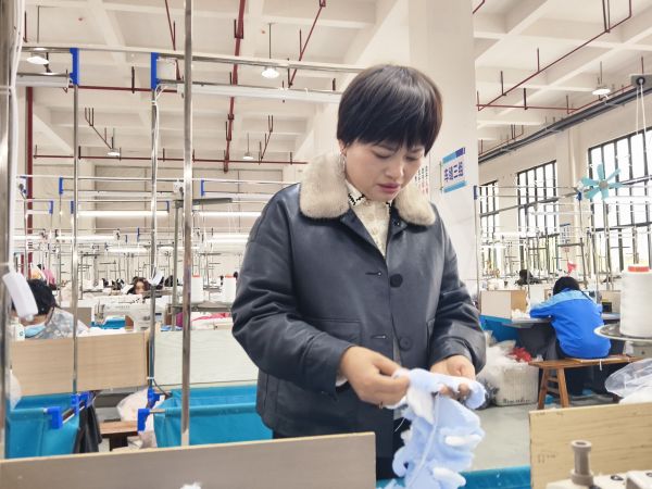 张维桃正在检查产品质量