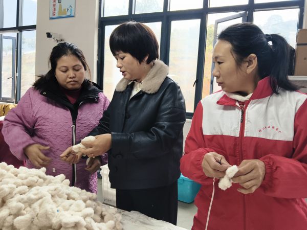 张维桃正在指导员工做玩具2