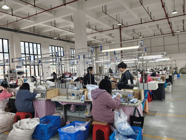 张维桃正在车间巡视