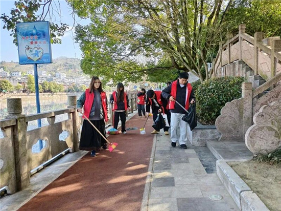 铜仁各地开展学雷锋志愿服务活动