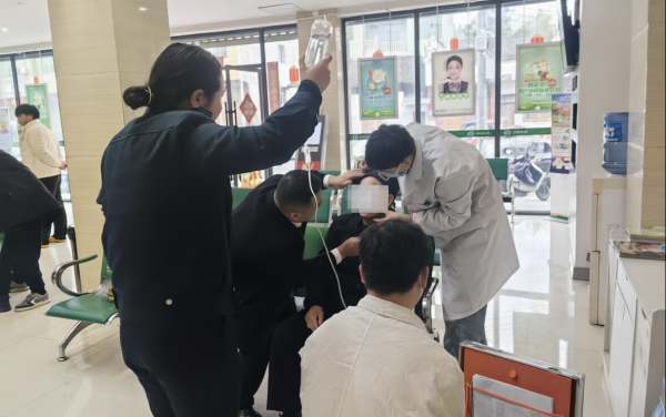 紧急施救显担当 贴心服务暖人心——松桃农信联社太平分社成功救助突发疾病客户