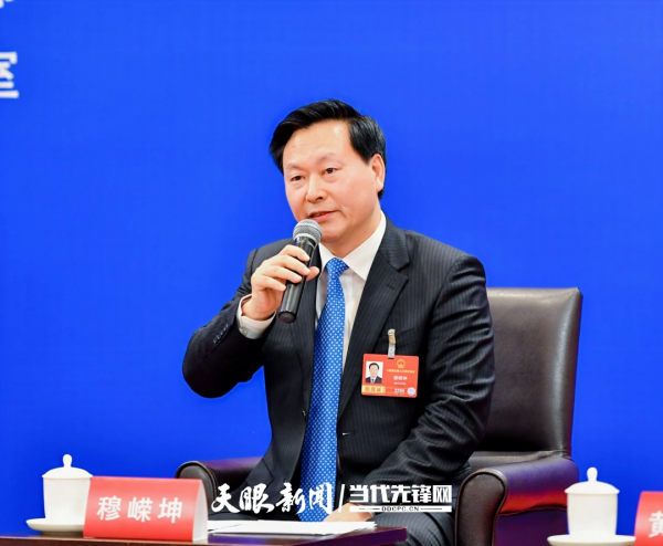 全国人大代表、铜仁市委副书记、市长穆嵘坤参加2026年全国两会贵州代表团第一场集中采访