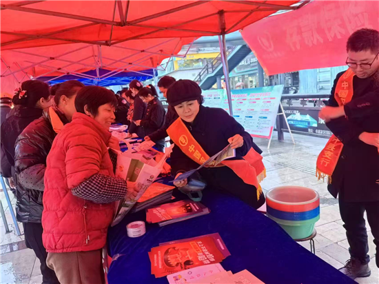 农行石阡支行：金融知识进商圈 存保防非筑防线