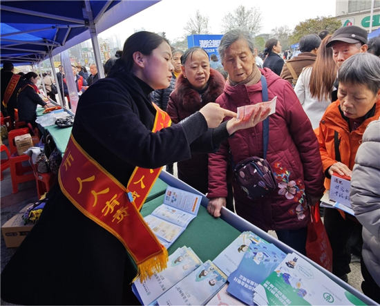 进广场、入商圈！农行铜仁分行以“定点+走访”形式开展反假币宣传