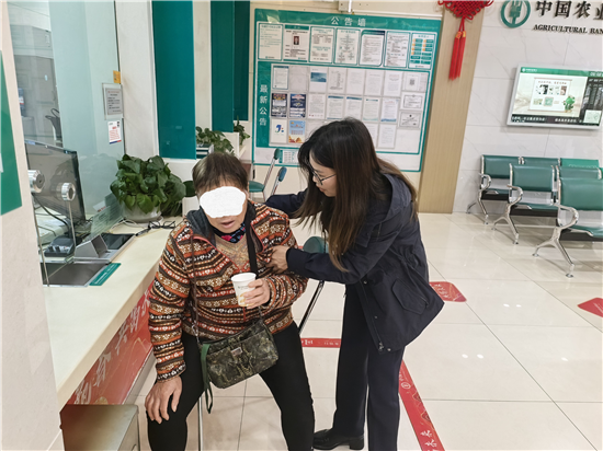 农行铜仁分行营业部：暖心服务显担当 紧急救助护平安