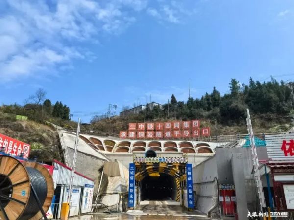 智能化施工体系助力铜吉铁路铜岩隧道高效推进 