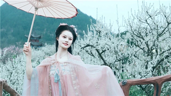 万亩李花绽放！沿河赏花经济火出圈