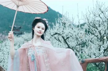 万亩李花绽放！沿河赏花经济火出圈