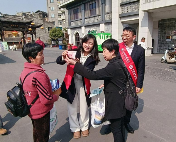 反假宣讲进古城 守护群众“钱袋子”——农行铜仁分行开展反假币主题宣传