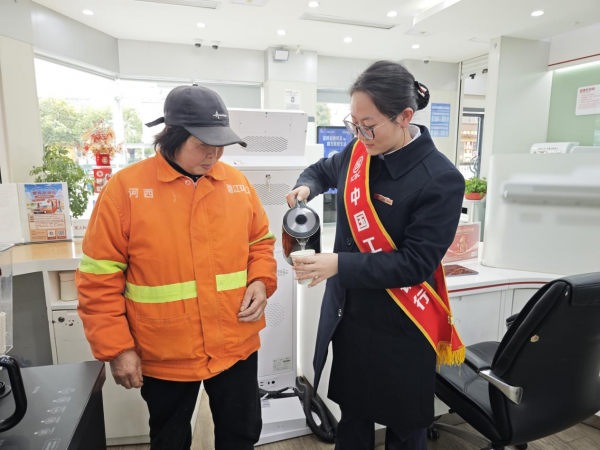一杯热水映初心——工行铜仁梵净山支行为民服务暖人心