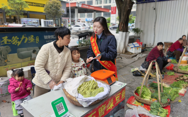 春植新绿添美景 金融赋能生态兴——邮储银行铜仁市分行开展义务植树暨绿色金融宣传活动