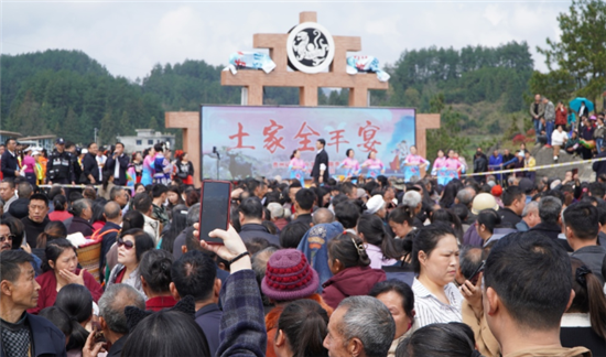 万人共赴沿河黑水镇！土家全羊宴点燃桃梨文化烟火气