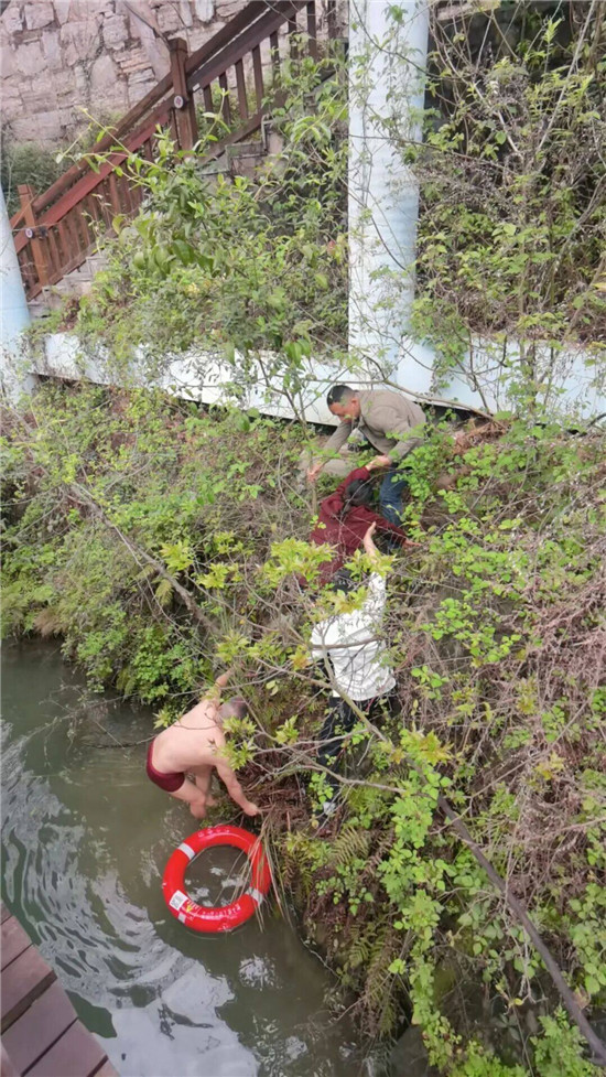 锦江河畔现最美身影，暖！ 