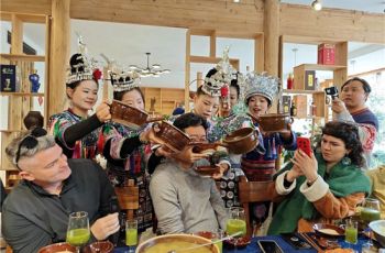 2026中国故事共创会·外籍大V看贵州活动走进铜仁