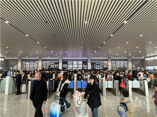 春假清明叠加迎出行高峰 铜仁站多举措护航旅客假期出行