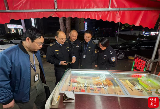 万山开展夜间突击检查守护食品安全