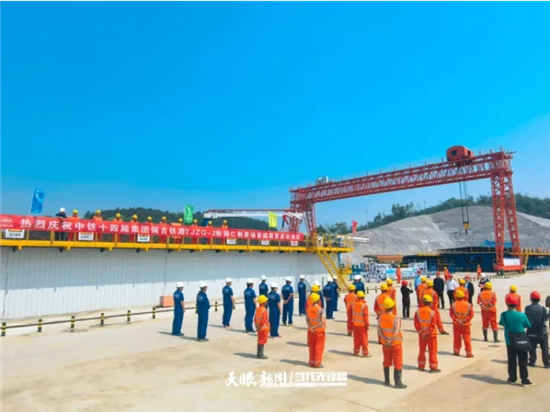铜吉铁路“心脏”跃动 首片预制梁顺利浇筑