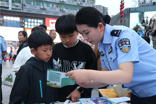 光影映法治!中南门这场“普法夜市”太圈粉