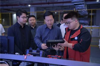 穆嵘坤调研大数据产业和跨境电商发展