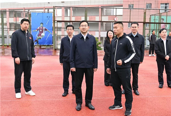 李作勋调研青年工作并与青年代表座谈