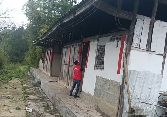 人保财险铜仁沿河支公司：乡间田野的那一抹红