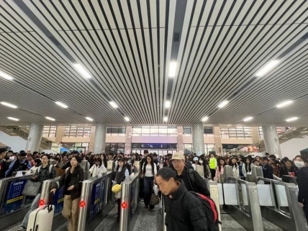 铜仁站单日发送旅客1.84万人 ，创历史新高！
