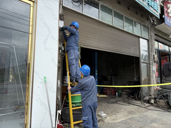 工作人员更换表计现场
