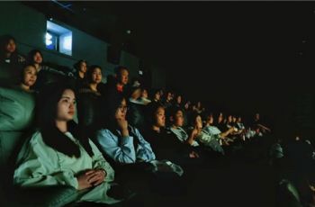 《浴血困牛山》上映！铜仁市民含泪观影缅怀先烈