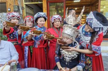 印江：土家长桌宴飘香 民俗欢腾迎“五一”