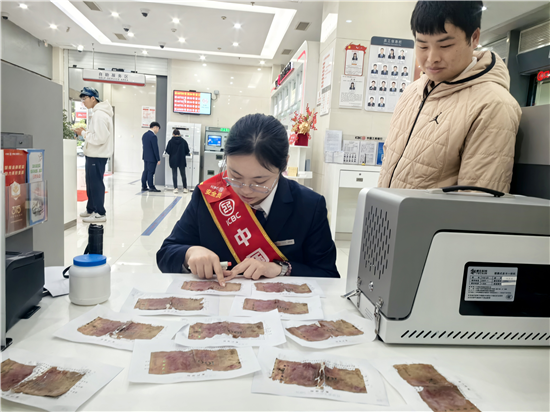 工行铜仁延新路支行:残币兑换暖人心 为民服务显担当