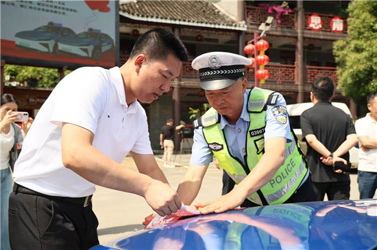 320辆余台送考车集结 爱心护航高考学子
