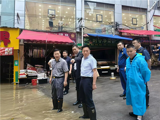 穆嵘坤赴松桃自治县现场指导防汛减灾工作