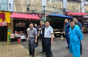 穆嵘坤赴松桃自治县现场指导防汛减灾工作