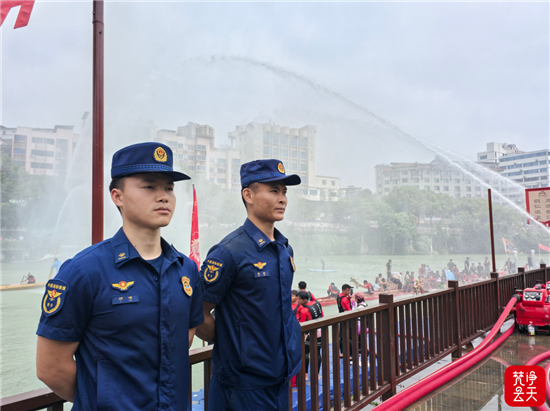 碧江消防全力护航龙舟游江活动