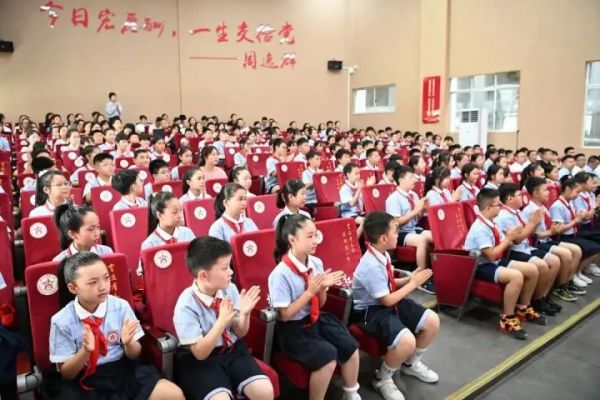 李作勋在逸群小学讲授思想政治理论课