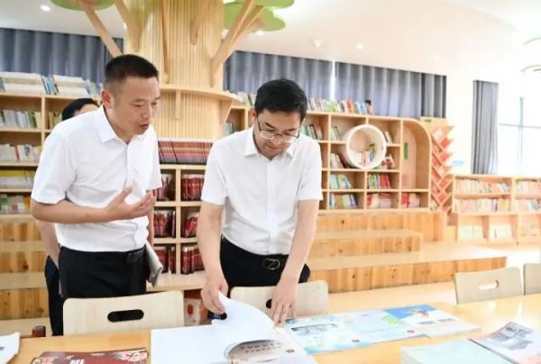 李作勋在逸群小学讲授思想政治理论课
