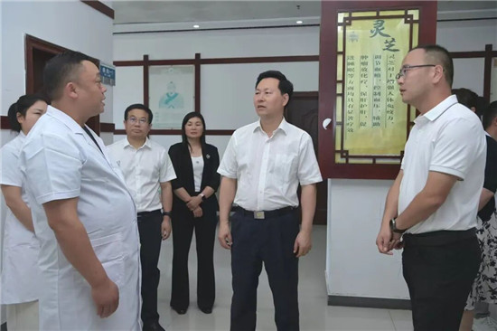 穆嵘坤到松桃自治县调研并讲授专题党课