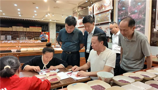 省侨联常委、委员来铜仁考察调研