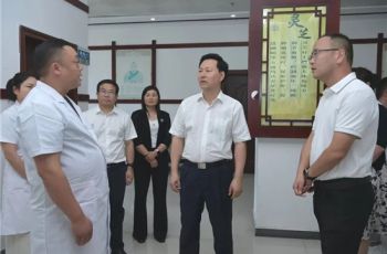 穆嵘坤到松桃自治县调研并讲授专题党课