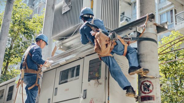 千里驰援 灯火情深