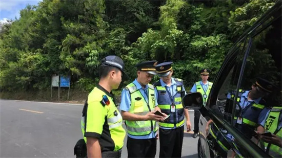 江口多部门联合整治超限超载
