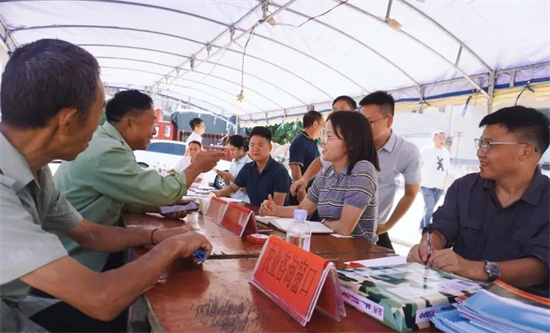 书记带队“摆摊接访”!德江共和镇集市现场听民意得解难事