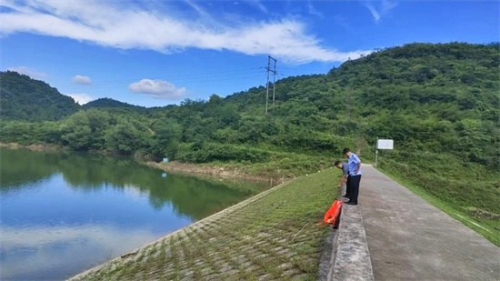 万山:持续开展防溺水巡查 守护群众暑期安全