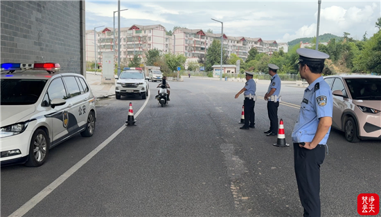 高温酷暑守一线 铜仁交警筑牢夏季道路交通安全防线