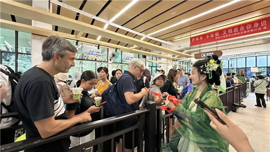立秋仪式感拉满!梵净山派送6500杯抹茶奶茶,游客直呼“被圈粉”!