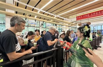 立秋仪式感拉满！梵净山派送6500杯抹茶奶茶
