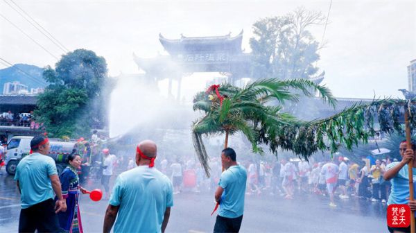 万人共赴泼水狂欢!石阡举行玩水龙非遗民俗巡游活动