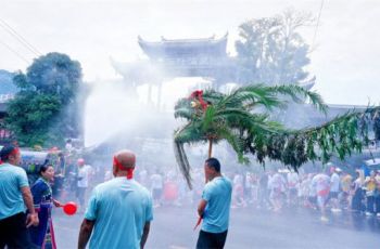 万人共赴泼水狂欢！石阡举行玩水龙非遗民俗巡游活动