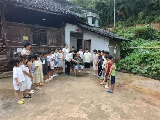 玉屏前龙村：一碗凉粥、一间教室、一场夜话，串起暑日里的温情