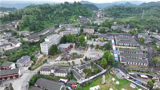 新华社聚焦万山绿色转型 